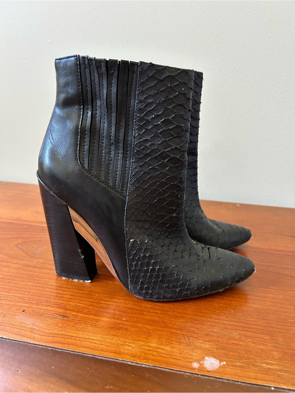 Black Textured Pointed-Toe Women's Ankle Boots BCBG Runway size 7 leather
